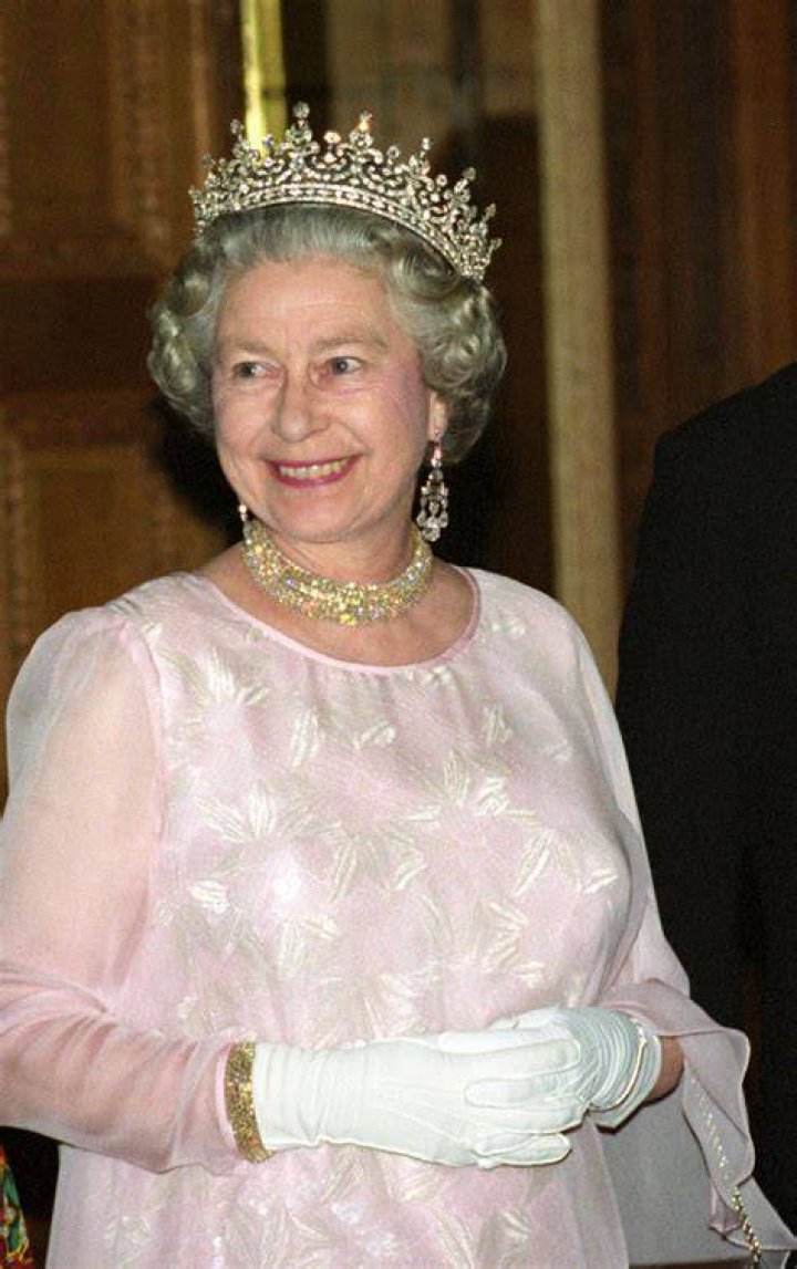 Can a queen wear a tiara?