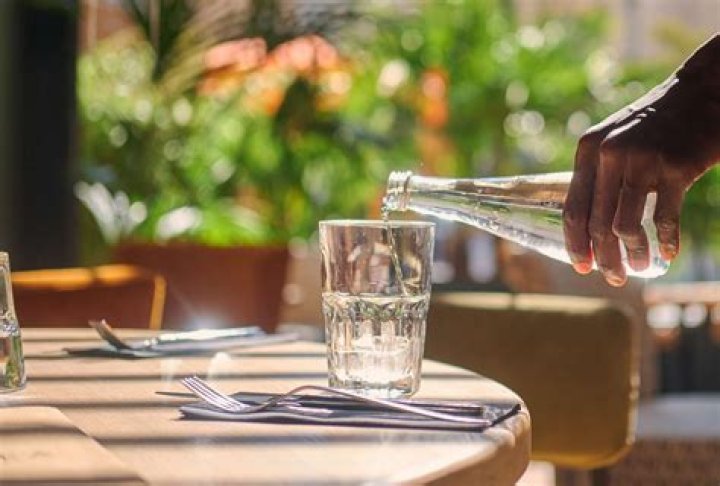 Can a restaurant in California serve drinking water?