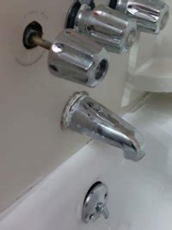 Can bathtub hardware be replaced?