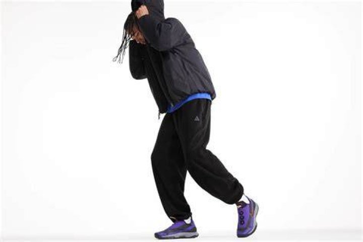 Can you hike in tracksuit bottoms?