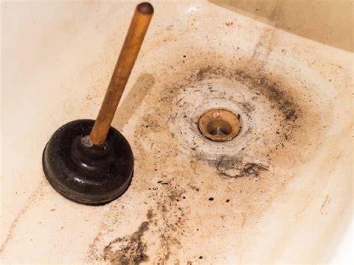 Can you use a plunger on a clogged bathtub?