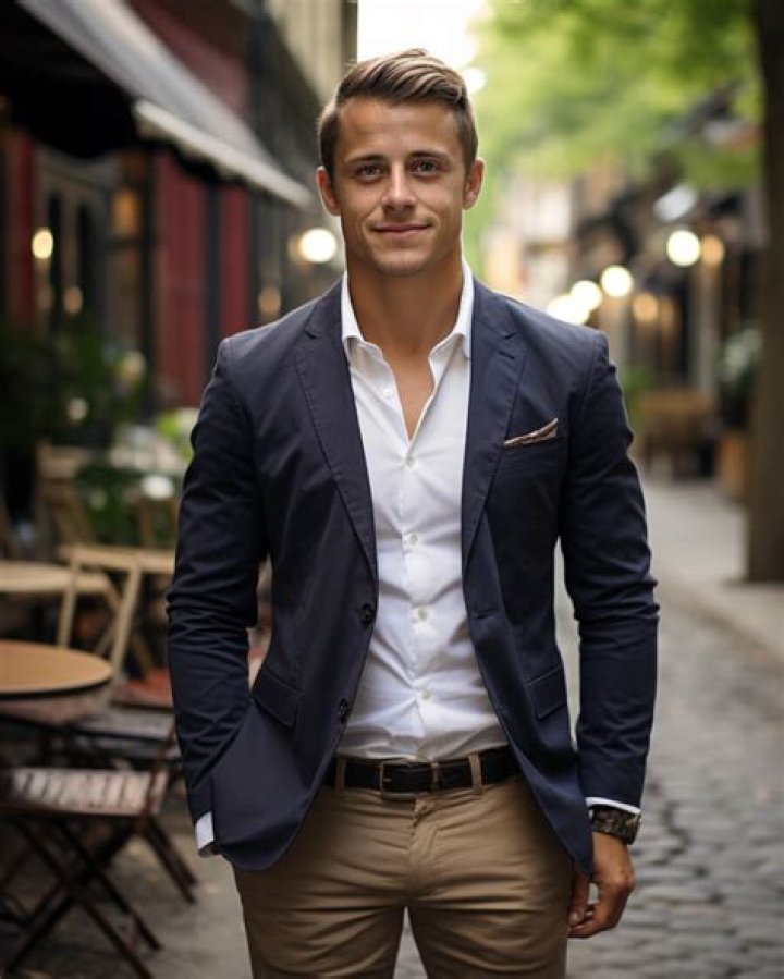 Can you wear a blue blazer with brown pants?