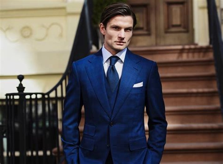 Can you wear a blue tie with a blue suit?