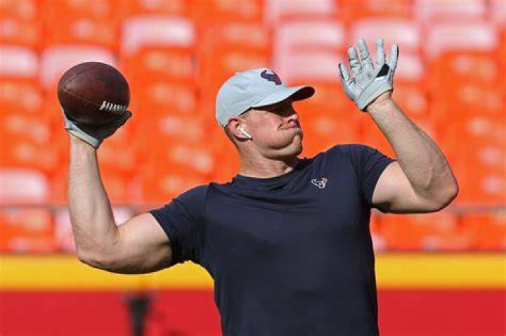 Do NFL players have to wear hats on the sidelines?