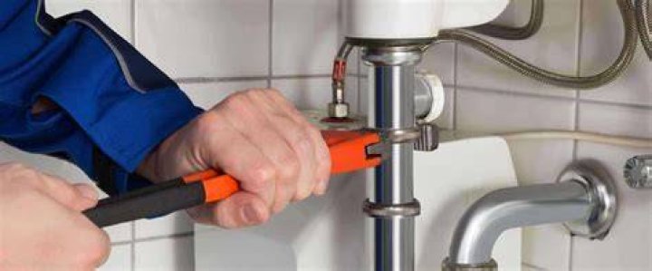 Do plumbers fix leaks?