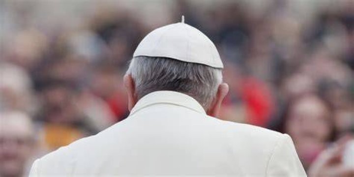 Does the Pope wear a hat expression?
