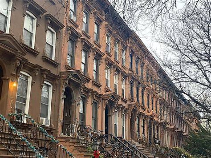 How are brownstone houses built in New York?