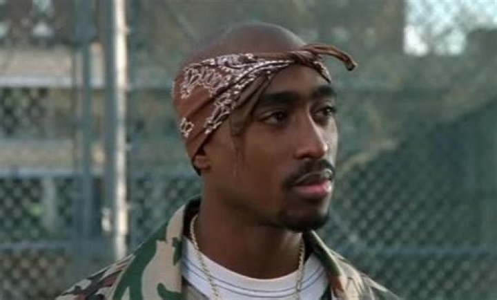 How did Tupac tie his bandana?