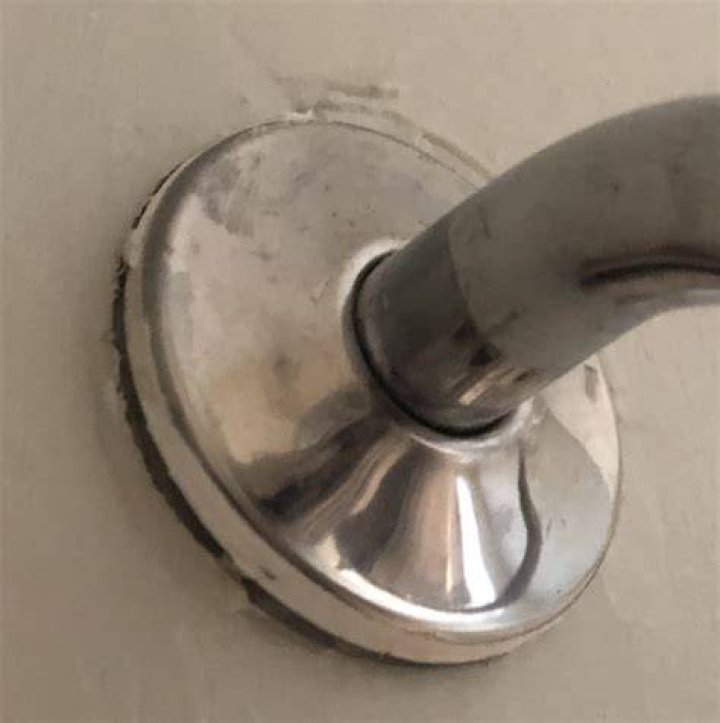 How do I fix a loose shower thread?