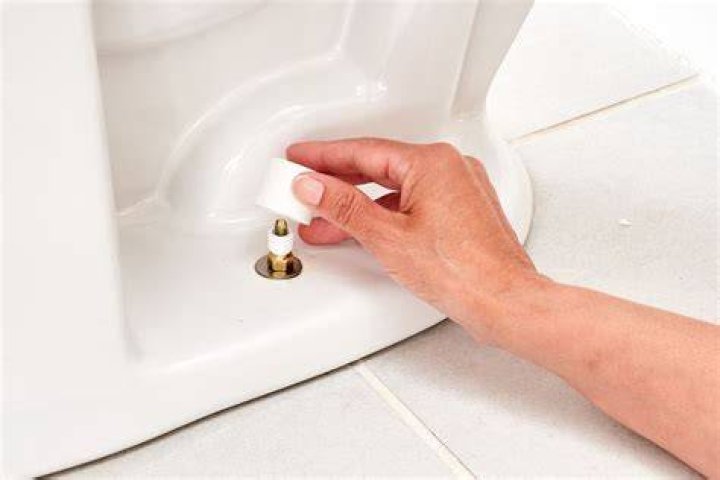 How do I fix my toilet floor without screws?