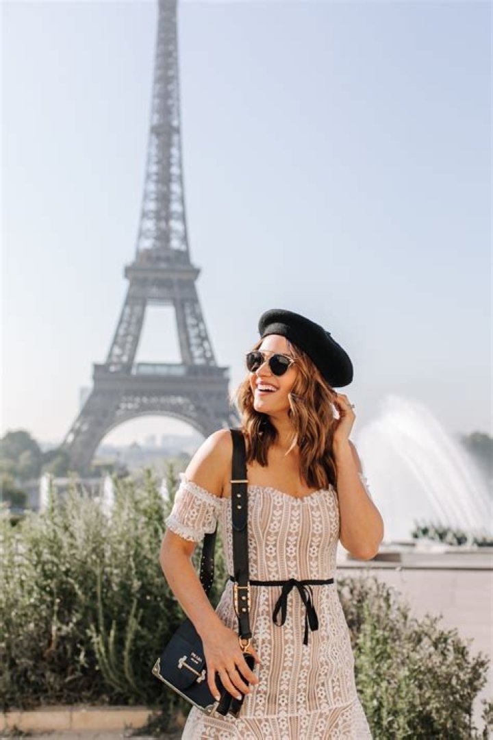 How do people dress in Paris in the summer?