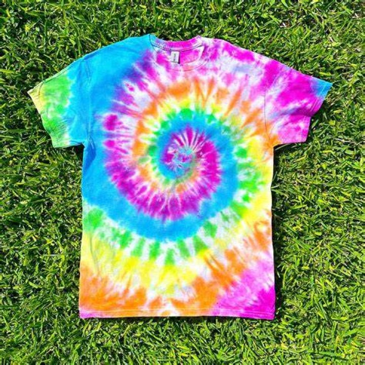 How do you tie dye clothes?