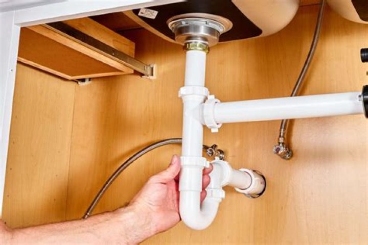 How do you tighten sink pipes?