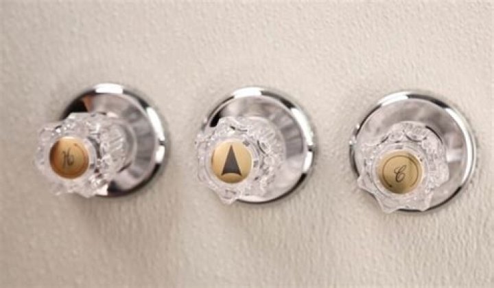 How do you turn off a shower with 3 knobs?