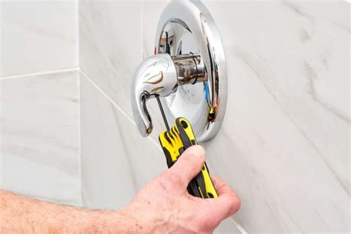 How do you use a one handle shower?