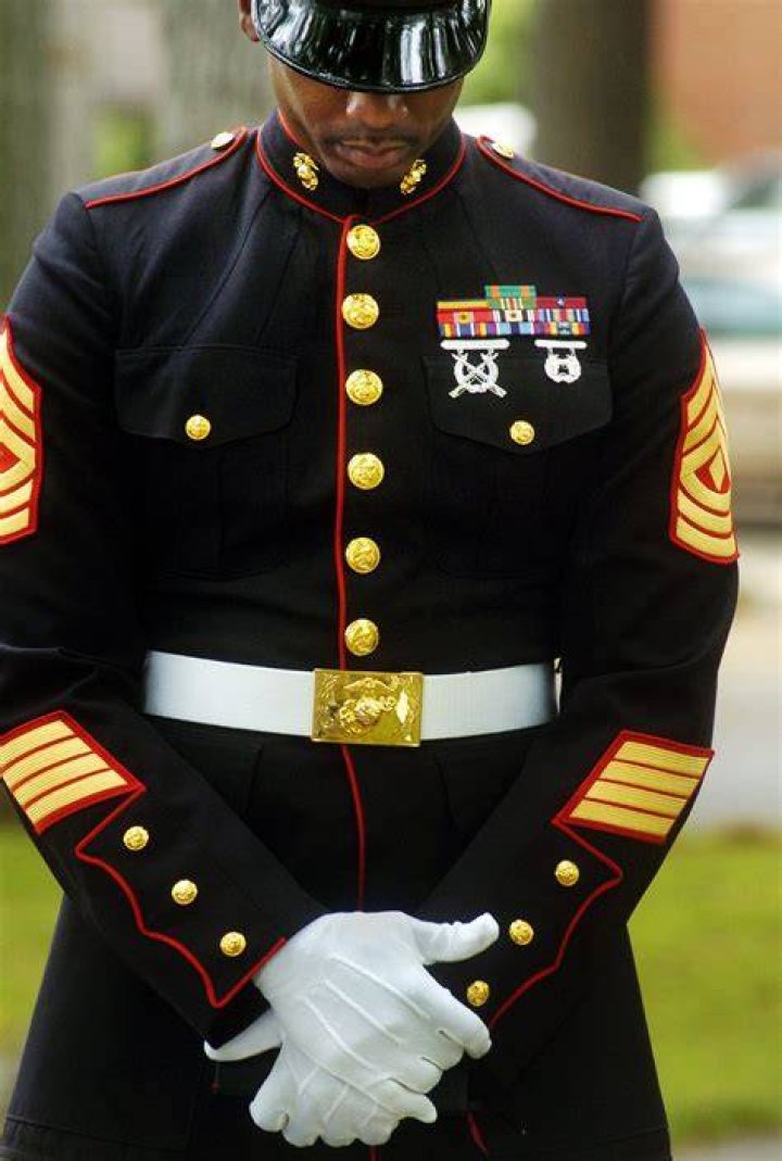 How do you wear an Army dress blues belt?