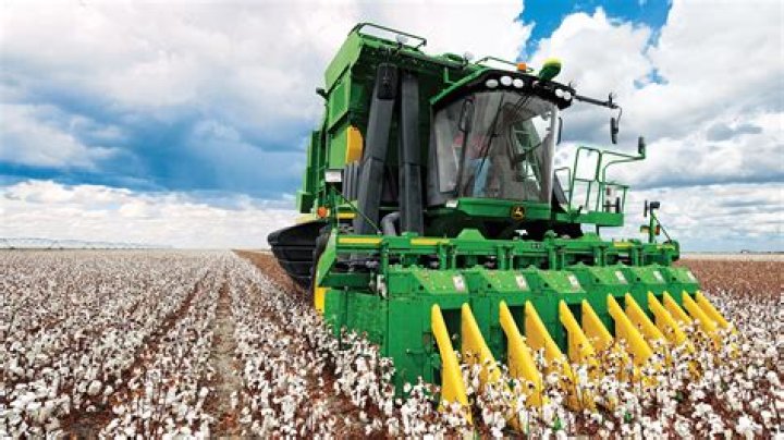 How does a cotton picker work?