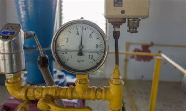 How many pounds of pressure should a plumbing system hold?