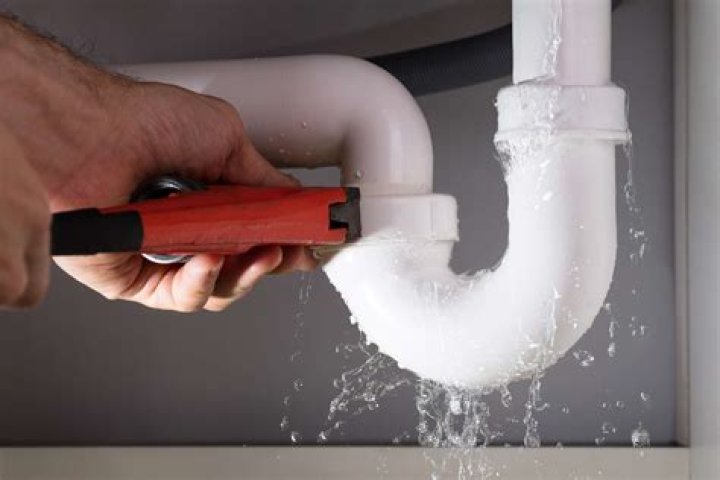 How much does it cost to replace a leaking pipe?
