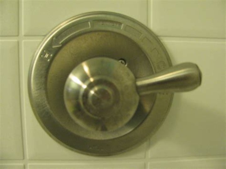 How to change the cartridge of a Delta monitor shower?