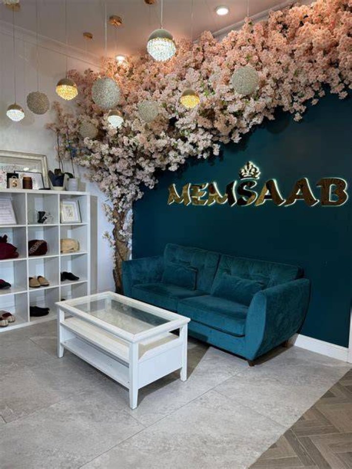 Is there collect in store service at Memsaab?