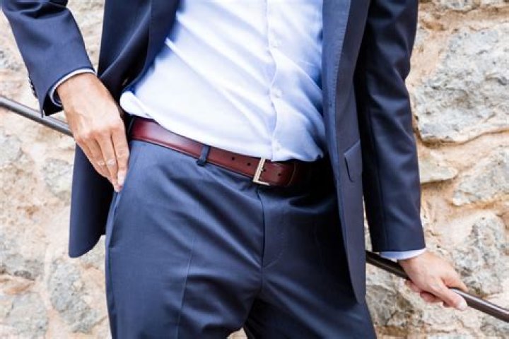 Should a man wear a belt with a suit?