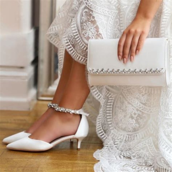 Should shoes and bag match for a wedding?