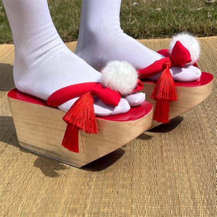 What are Japanese platform shoes called?