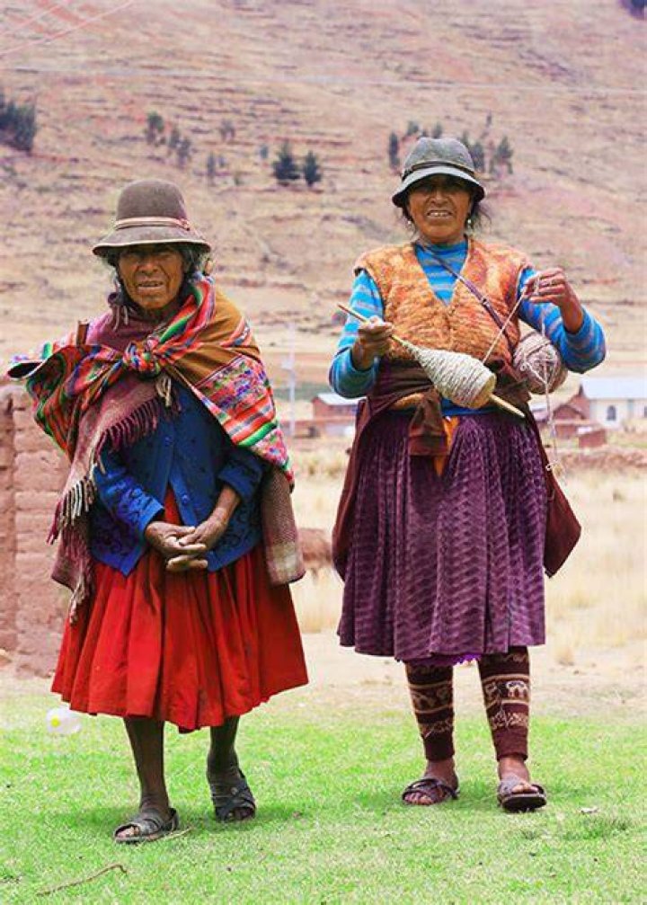 What are the typical Bolivian clothes?