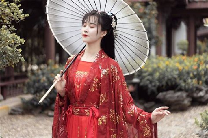 What are traditional Chinese clothes made of?