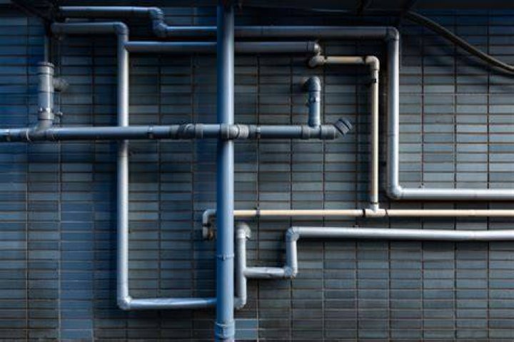 What causes pipes to groan?
