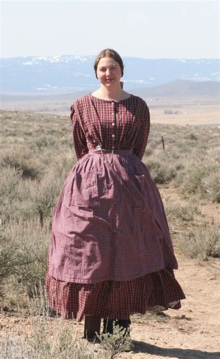 What clothes did pioneers wear on the Oregon Trail?