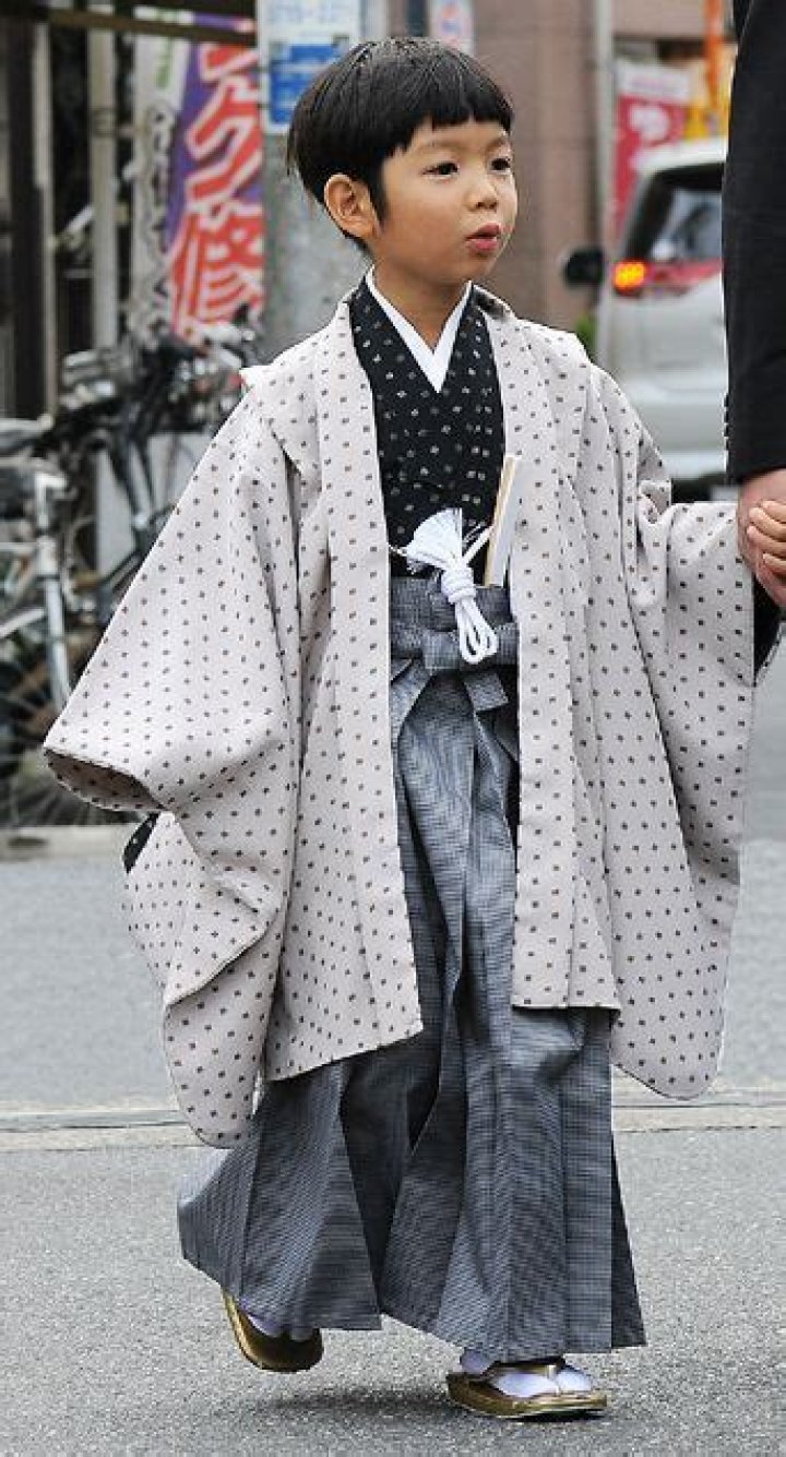 What clothes do Japanese boys wear?