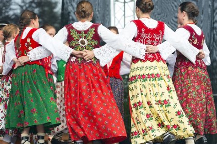 What clothes do people wear in Poland?