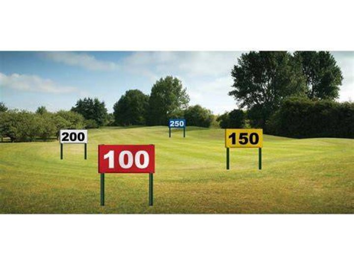 What color are the distance markers in golf?