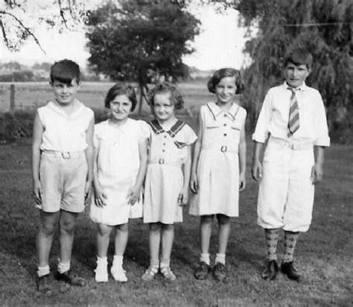 What did children wear in the 1930?