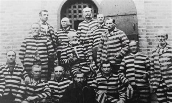 What did the prisoners wear?