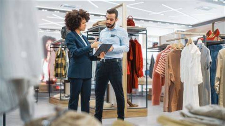 What does a retail store manager?