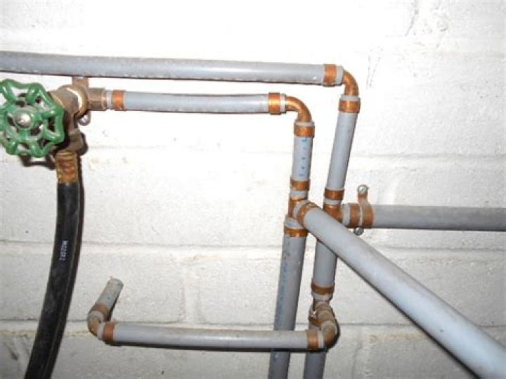 What does polybutylene piping look like?