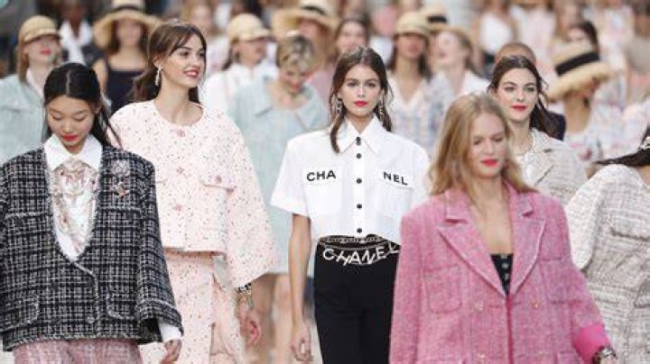 What does V mean in fashion?