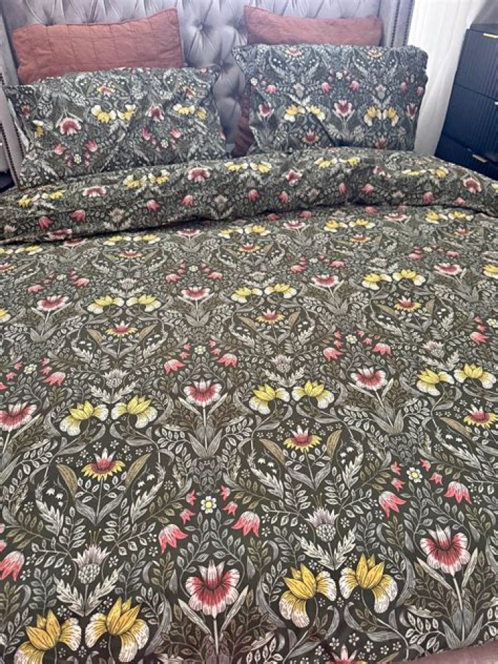 What is a quilt cover used for?