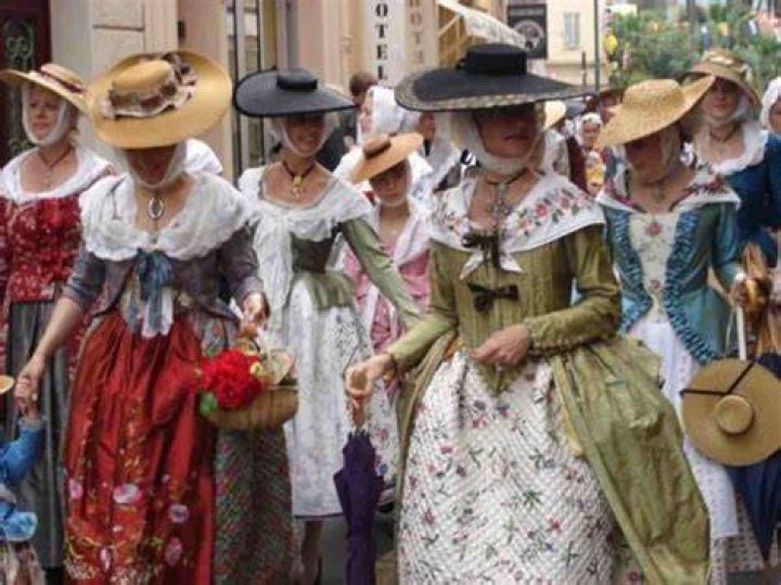 What is French culture clothing?