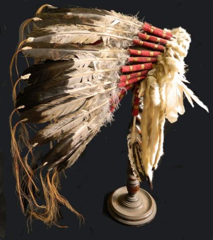 What is the headdress of the Blackfoot called?