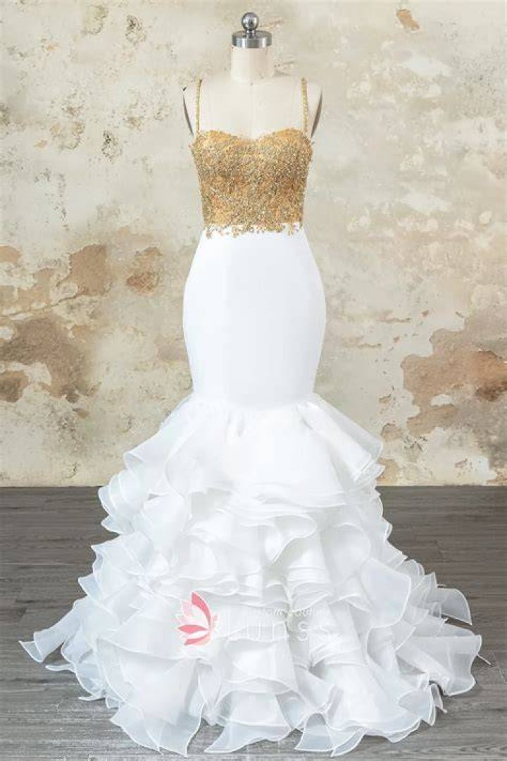 What is the real color of the dress white and gold?