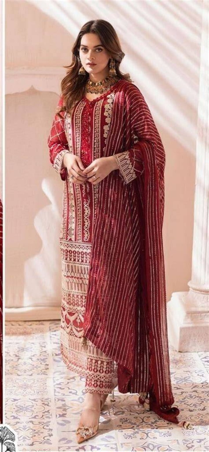 What is the traditional dress of Pakistani women?