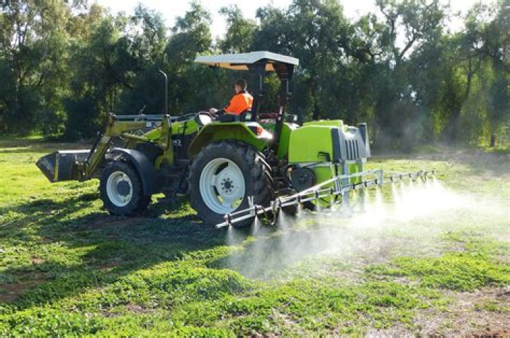 What is use of boom sprayer?