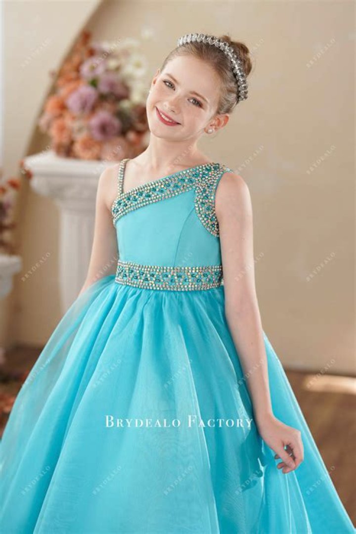 What kind of dress do you wear to junior prom?