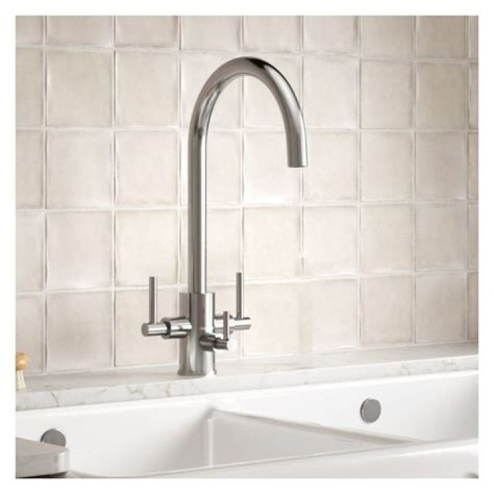 What kind of TAPS does a Stella kitchen mixer use?