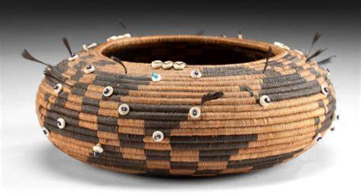What materials did the Pomo tribe use?
