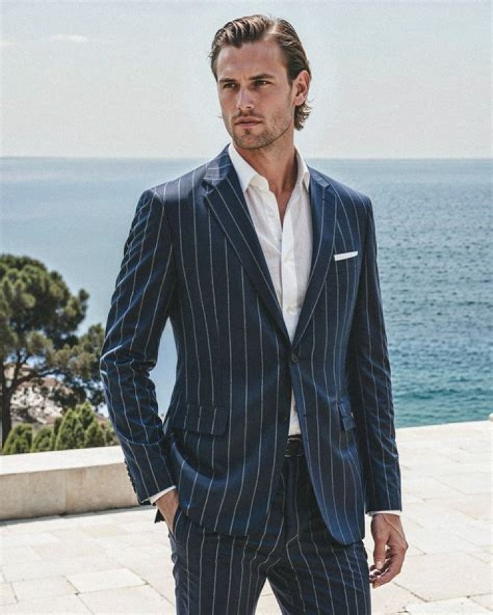 What shirts go with striped suits?